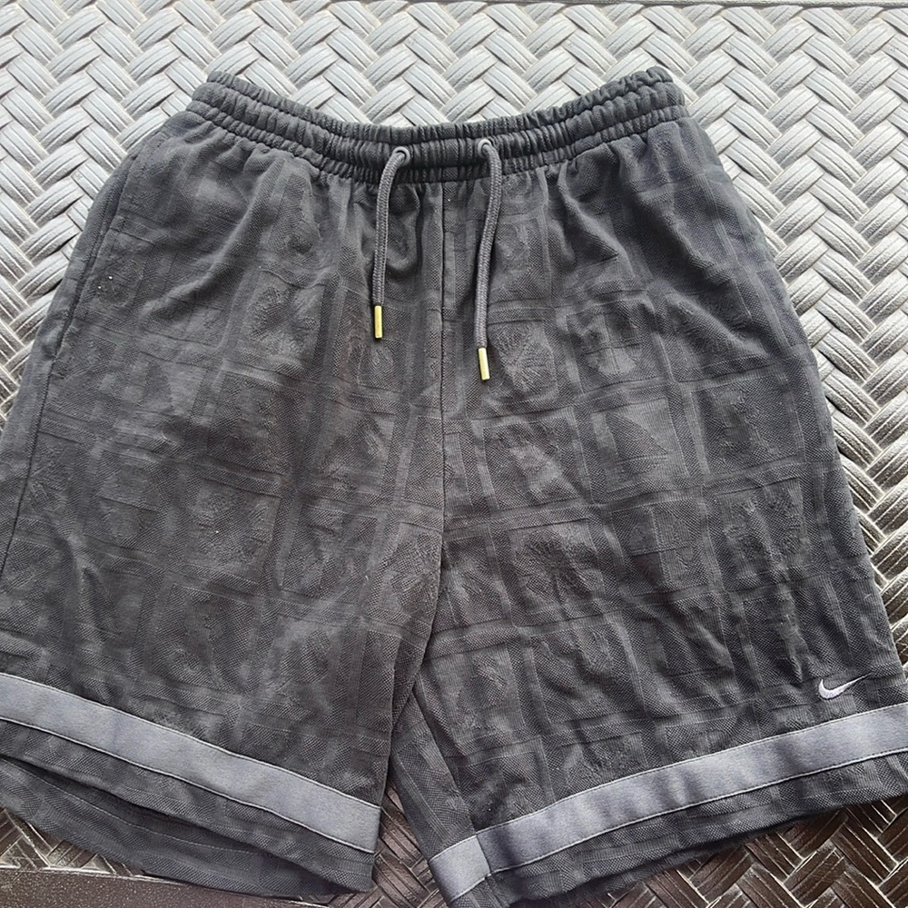 Men’s size small black detailed Nike shorts